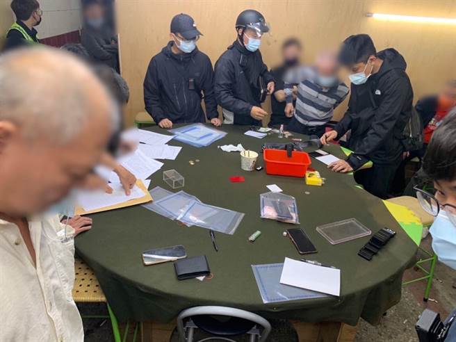 萬華警方破獲流動天九牌賭場。（警方提供）