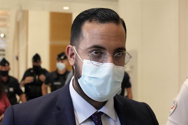 班納拉因違法毆打示威群眾、偽造文書及違法持有槍械而被定罪。（圖／美聯社）