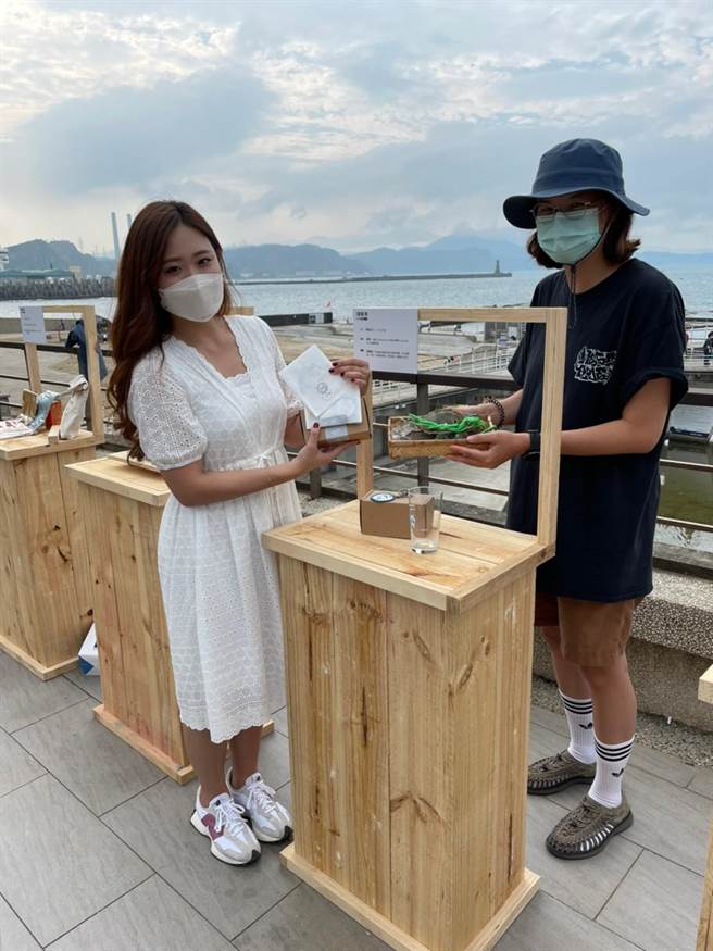 基市府正妹副发言人游本明（左），6日参加基隆和平岛公园推出「掀风潮」系列活动。（和平岛公园提供／张颖齐基隆传真）