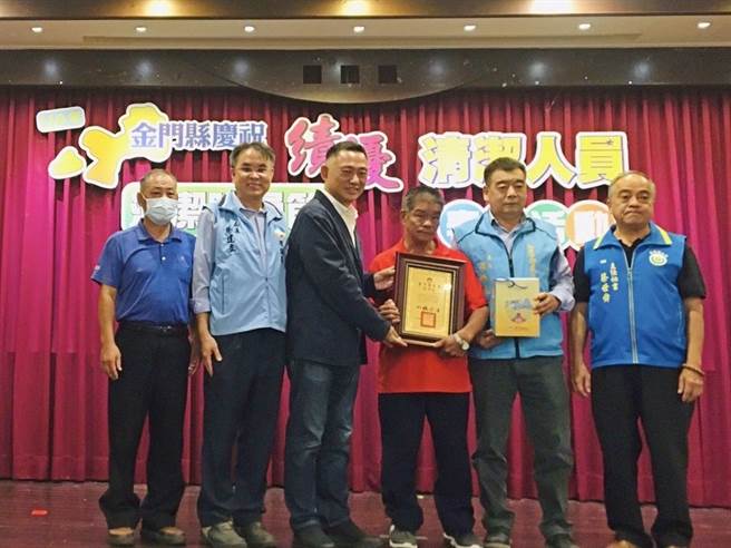 金門縣環保局表揚2021年退休清潔人員。（金門縣環保局提供）
