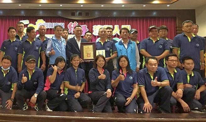 金門縣環保局表揚2021年特優清潔隊員。（金門縣環保局提供）