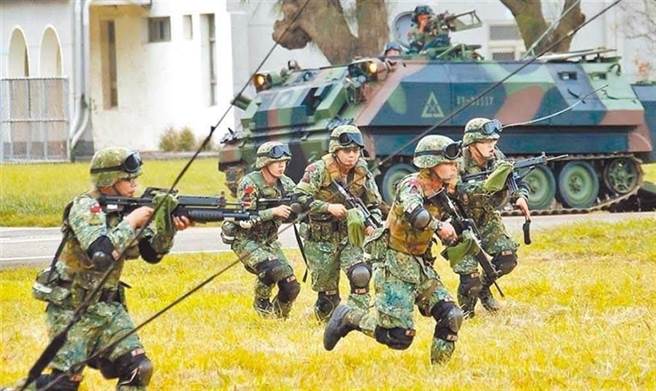 缩小战斗群规模是个趋势，而且是以合成（装甲）营为基本作战单元，形成军团→合成旅→合成营体制。这一点解放军合成营与国军联兵营组建类似。图为国军汉光演习画面。(图/本报资料照)