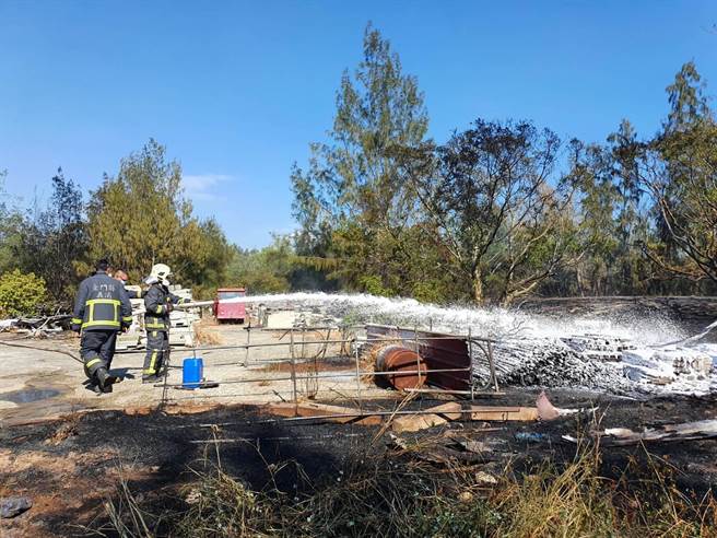 金门欧厝战备道今天下午突起无名火，烧毁堆置杂草旁的建材，县消防局出动7车20人赶往灌救。（金门县消防局提供）