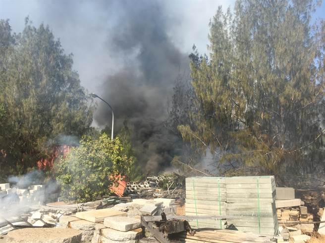 现场PVC管燃烧产生大量浓烟。（金门县消防局提供）