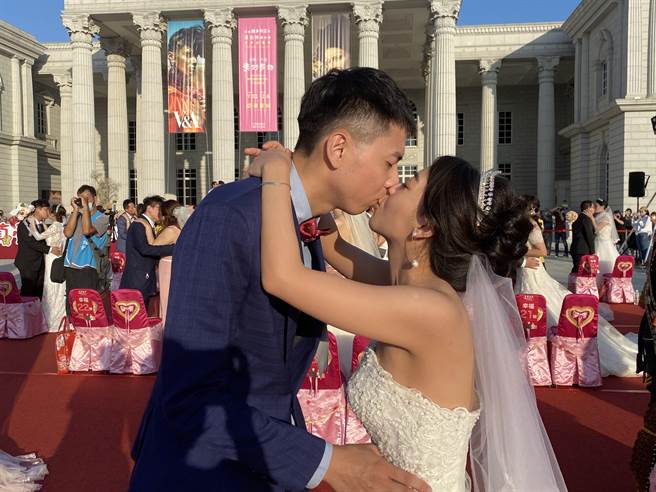 台南市政府今天在奇美博物馆举办联合婚礼，新人接受证婚后拥吻，气氛浪漫。(曹婷婷摄)