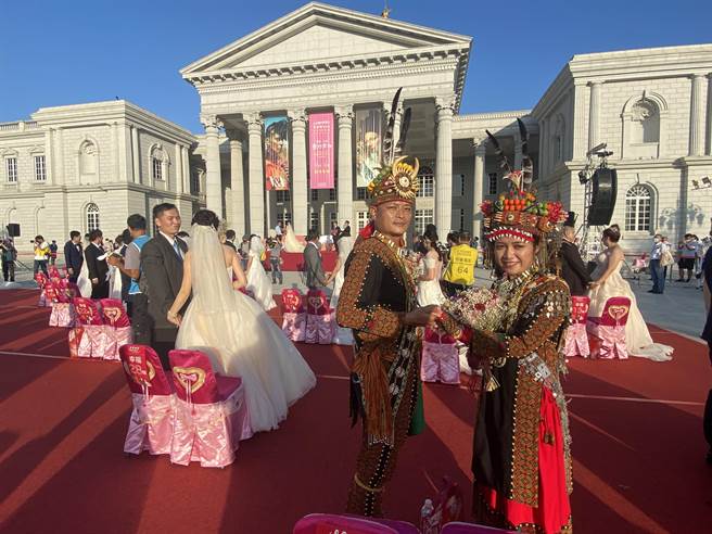 穿着鲁凯族礼服的巴纯芳与台南人王政豪，全场最吸睛。(曹婷婷摄)