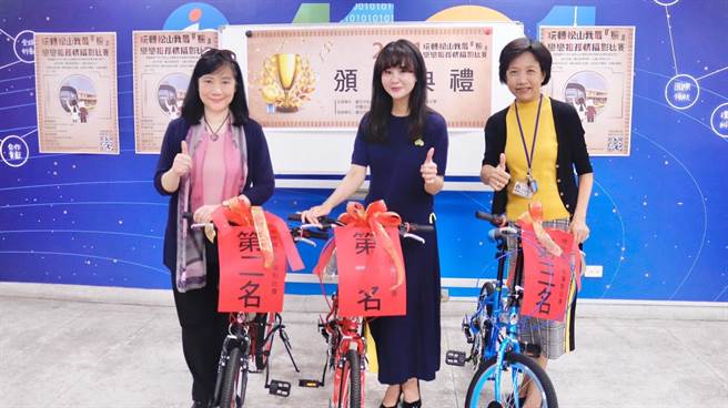 张如君(图中)，松山社大校长刘荧瑰(图左)和中崙高中校长刘晶晶(图右)，分任摄影赛前三名颁人奖人。(松山社大提供)