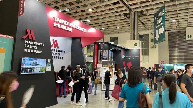 许多参与台北国际旅展的饭店业者纷纷推出现场才有的好康吸客。（何书青摄）
