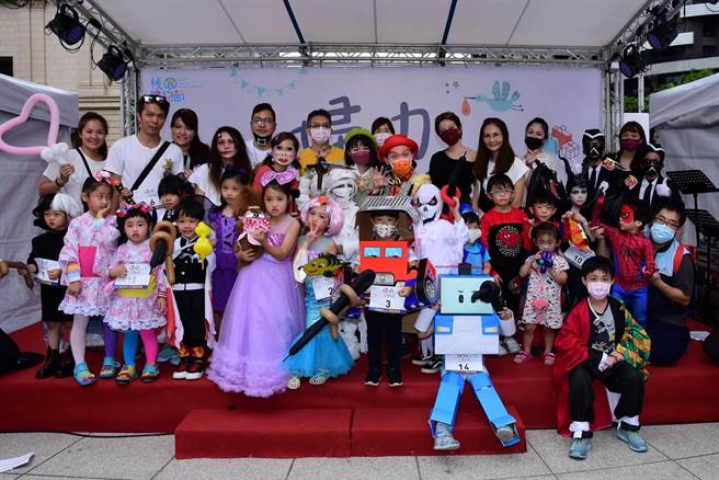 桃园妇幼商品展6日起一连2天在桃园艺文特区绿一公园登场，首日特别规画幼儿角色扮演活动，网路票选前30名的萌宝进入决赛，全都特别精心打扮。（蔡依珍摄）