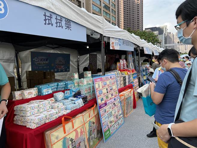 桃园妇幼商品展6日起一连2天在桃园艺文特区绿一公园登场。(蔡依珍摄)
