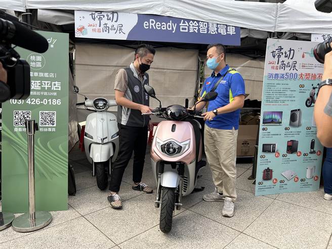 每日抽奖有机会将电动机车骑回家。(蔡依珍摄)