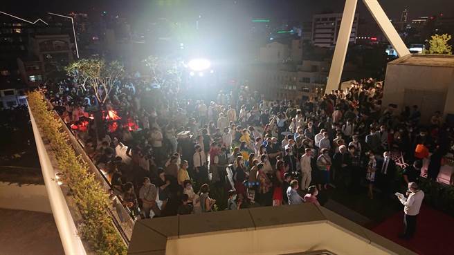 南美二馆举办的维也纳啤酒节，千人挤爆小平台。（程炳璋摄）