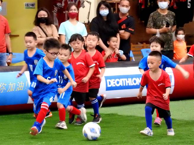 南投縣推動足球扎根，從幼兒園直上大學五級足球培訓，要讓「踢足球上國立大學」不再是口號。（南投縣府提供／盧金足南投傳真）