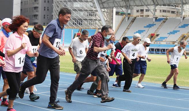 2021台北市銀髮族運動會6日於台北市田徑場及體育館舉行，本次競賽邀請年滿60歲之台北市里民參加，槍聲響起，參賽的銀髮族選手爭先恐後地出發以爭取佳績，發揮老當益壯的精神。（季志翔攝）