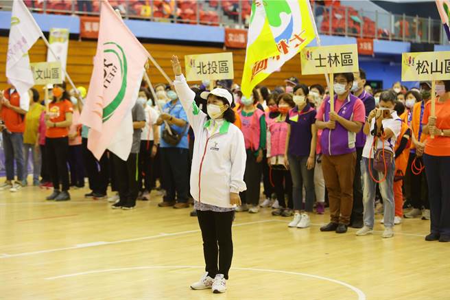 在開幕式中，來自各行政區的精英銀髮族選手一起為競賽而舉手宣誓。（季志翔攝）