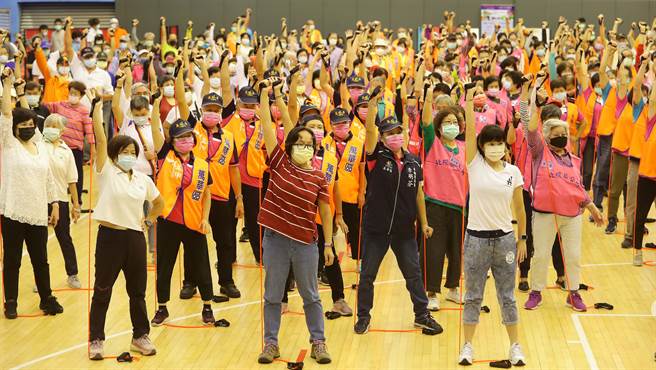 開幕式中，來自各行政區的精英銀髮族選手一起用彈力繩做暖身運動。（季志翔攝）