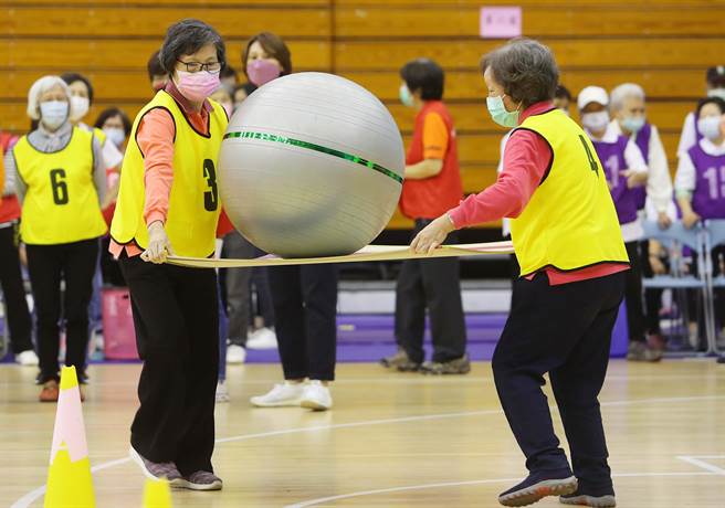 在開幕式後的趣味活動，來自各行政區的精英銀髮族選手倆倆合作，發揮老當益壯的精神。（季志翔攝）
