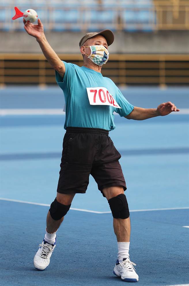 「水雷標槍」項目，參賽的銀髮族選手奮力丟躑，發揮其老當益壯的精神。（季志翔攝）