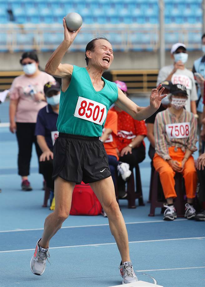 「軟式鉛球」項目，參賽的銀髮族選手奮力丟躑，發揮其老當益壯的精神。（季志翔攝）