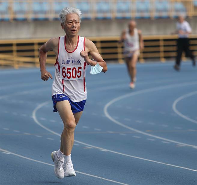 「400公尺跑步」項目，參賽的銀髮族選手發揮其老當益壯的精神。（季志翔攝）