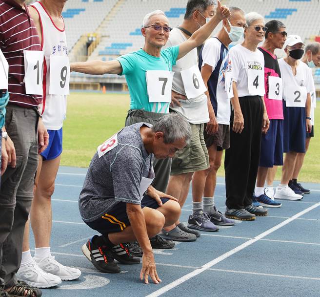 「12分鐘跑走」項目，賽前參賽的銀髮族選手在起跑線前暖身以追求佳績。（季志翔攝）