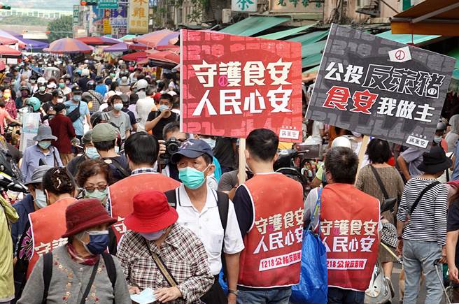 藍營人士在市場宣傳反萊豬公投。（姚志平攝）
