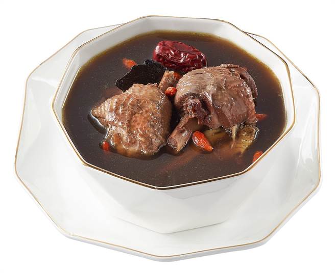 全联美味堂帝王首乌炖鸡盅700g，169。（全联提供）