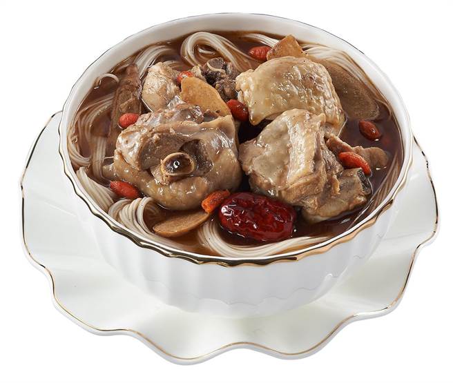 全联美味堂麻油鸡麵线盅770g，179元。（全联提供）