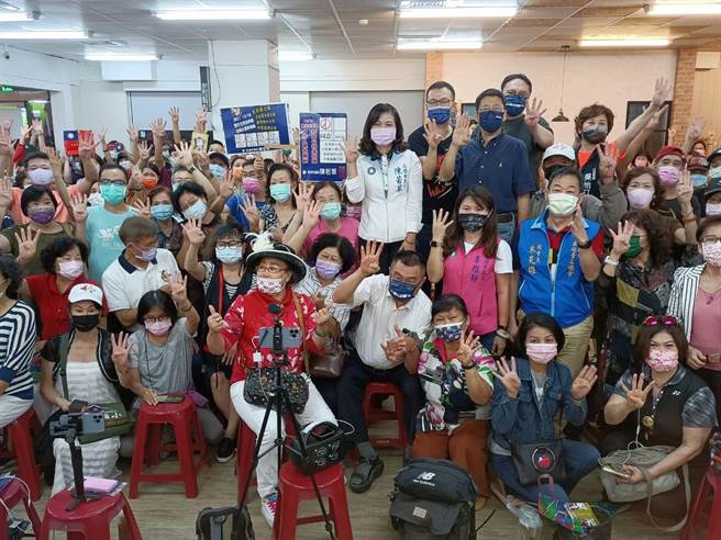 國民黨副秘書長羅智強夜宿全台宣講公投，6日晚間首站來到高雄市國民黨部。（袁庭堯攝）