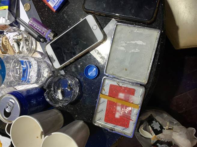 高雄市鼓山区一间摩铁6日中午左右发现一对情侣陈尸浴缸，于房内的铁盒（右下角处）发现不明粉末，仍待送验厘清成分。 （鼓山分局提供／袁庭尧高雄传真）