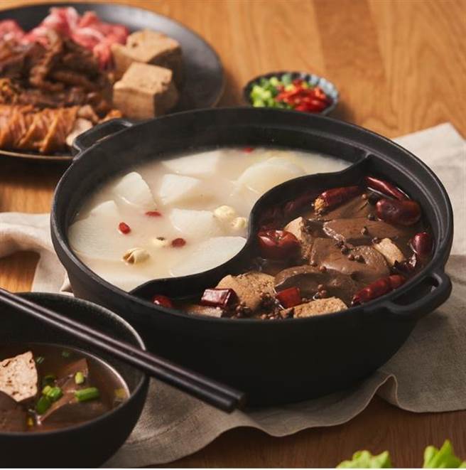 city’super「贾以食日经典火锅汤底」，11日起于復兴店周年庆开卖，每组479元。（city’super提供）