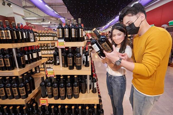 家乐福酒展的葡萄酒，价位从2位数到5位数都有，满足各种需求（未满18岁请勿饮酒）。（家乐福提供）