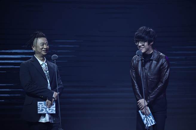 卢广仲（右）与邰智源互动逗趣。（新视纪整合行销提供）