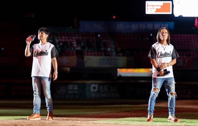 動力火車賽後為統一獅演唱。（統一獅提供）