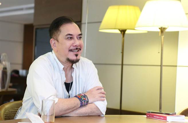 黄秋生谈起儿子满是骄傲，眼神尽是父爱。（LINE TV提供）