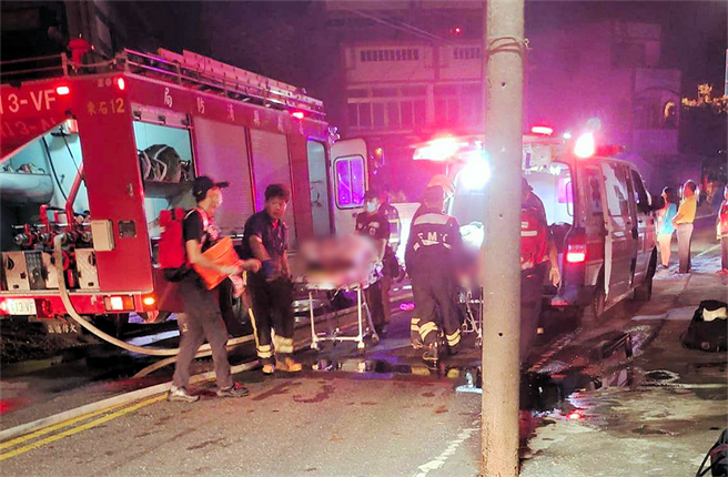 嘉义县东石乡6日晚间一处民宅起火，一对老夫妇遭火噬明显死亡，在家属要求下，救护车仍将老夫妻送医。（读者提供∕吕妍庭嘉义传真）
