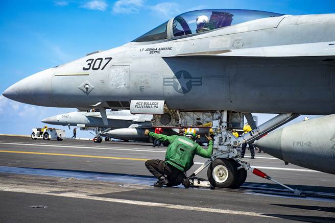 F/A-18E/F由于机鼻特徵，被美军官兵私下称作「犀牛」。图为美军F/A-18E。（图／美国海军）