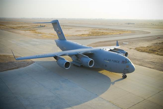 C-17在地面进行加油时，其通气孔泄压声类似雌性驼鹿的发情叫声。（图／美国空军）