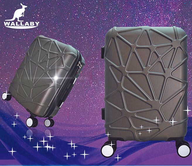 「WALLABY」行李箱，以湛藍星芒的經典設計，讓揹負銀河的旅人輕鬆愜意，在哪裡旅行都閃耀。圖／皇普公司提供