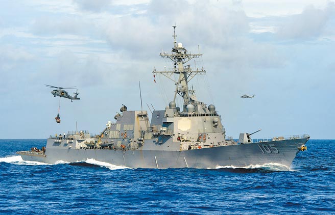 为了强化台湾武器军备，美国参议员提出《台湾吓阻法案》，要求自2023至2032年，由美国务院对台提供每年20亿美元「外国军事融资」。图为美加舰队10月中旬通过台湾海峡。（摘自美国海军官网）