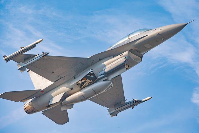 国民党立委马文君表示，每年军购预算暴增外，现在还要向美国「借钱买武器」，这是保护费吗？图为台湾向美採购的F-16V战机。（军闻社）