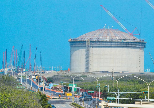 民进党团昨指三接盖桃园是马英九任内决定；马办则回击民进党不要每一次都「马维拉」推给前朝。图为大潭电厂天然气三接工程中的天然气储存槽。(陈怡诚摄)