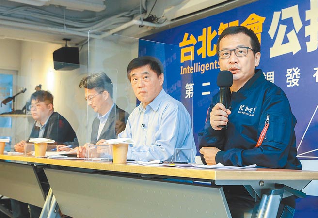 朝野年底決戰公投，由台北市議員羅智強(右一)成立的台北智會5日公布4大公投案民調結果，除重啟核四一案不支持度高於支持度外，其他反萊豬、公投綁大選、珍愛藻礁等3案都是支持高於不支持度。(粘耿豪攝)