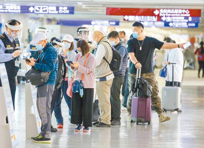 春节返台松绑检疫措施出炉，除高风险国家，其他国家入境採取前10天入住防疫旅馆，阴性后可以搭防疫计程车回到家中继续4天检疫。图为桃园机场入境旅客。（本报资料照片）