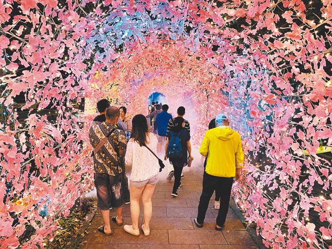 「2021礁溪溫泉燈花季」5日晚間點亮花燈，讓遊客直呼好浪漫。（胡健森攝）