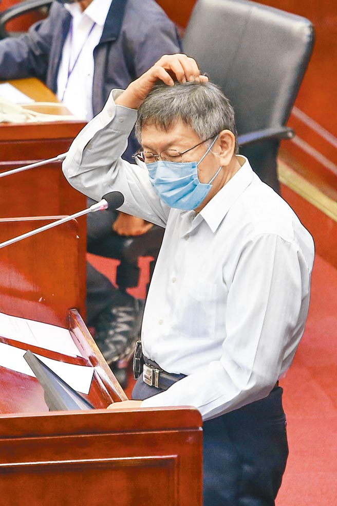 台北市长柯文哲5日赴市议会接受市政总质询，面对议员要求局处首长评论柯文哲最大缺点，北市民政局长蓝世聪表示，嘴贱很坚持、一定要贱到底。（邓博仁摄）