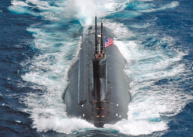 美軍海狼級核動力攻擊潛艦「康乃狄克號」（USS Connecticut，SSN 22）10月2日在南海下潛時，據稱撞及海圖上沒標明的海丘，導致潛艦受損，美國海軍已開革3名當時在艦上的高層官員。（摘自美國海軍網）