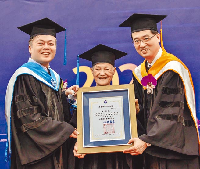埔里镇陈绸阿嬷（中）获暨南大学颁授名誉博士学位。（暨大提供／廖志晃南投传真）