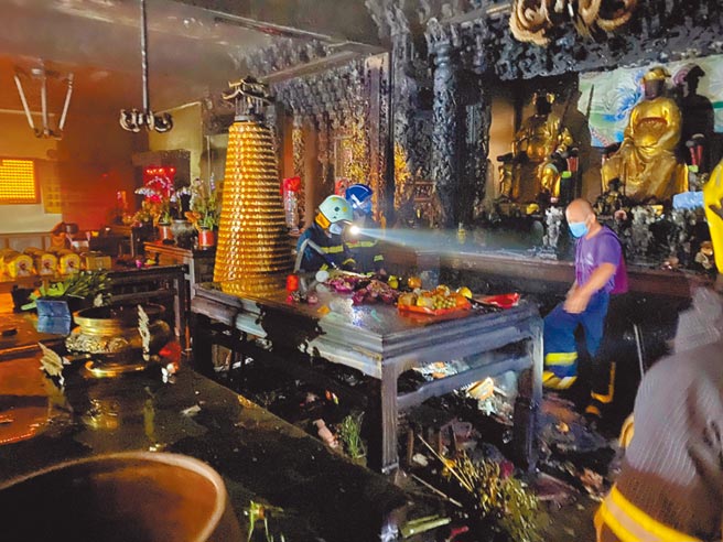 云林县西螺镇广兴宫三山国王庙日前半夜失火，消防人员凌晨2点漏夜抢救。（本报资料照片）