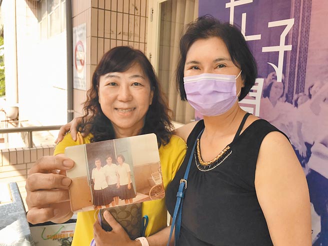 為《女子學校》遠從桃園回母校的徐珍（左）興奮道，拍片時她是高三生，雖聯考將至但都在追星，甚至還提供書包當道具；另名校友蘇翠仁（右）則拿出與演員的合照憶當年。（謝佳潾攝）